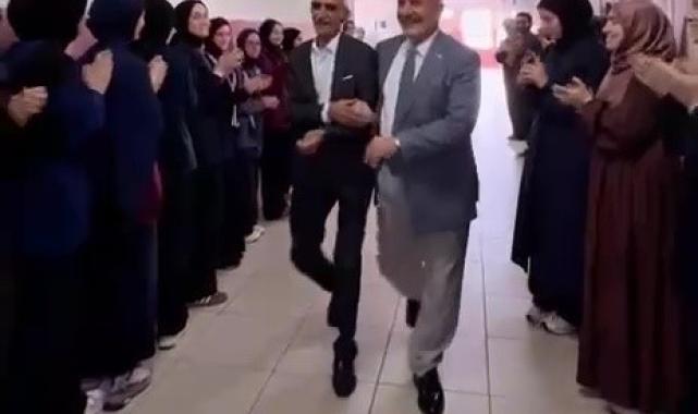 Öğretmenliğe sürpriz ile veda etti