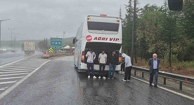 Otobüsler çarpıştı, yolcular ıslanmamak için bagaj kapaklarını açtılar