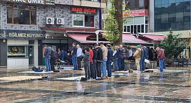 Sağanak altında cuma namazı