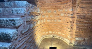 Sirkeci'de bir iş hanının altındaki 900 yıllık Roma Kilisesi kalıntısı sergileniyor
