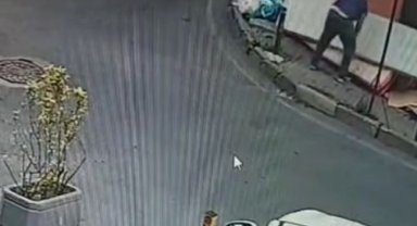Şişli'de kamyonetten indirdiği atık eşyaları sokağa böyle bıraktılar