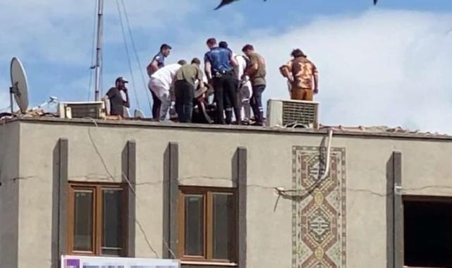 Ümraniye'de çatıya çıkan vatandaşı polis ikna etti