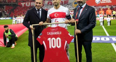 A Milli Takım'da 100. maçına çıkan Hakan Çalhanoğlu'na plaket
