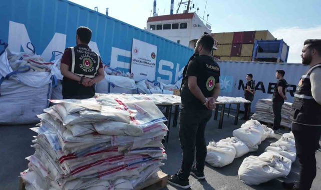 Ambarlı Limanı'nda ele geçirilen 1,7 ton kokain sergilendi