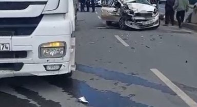 Arnavutköy'de otomobil tıra arkadan çarptı: 1 ölü