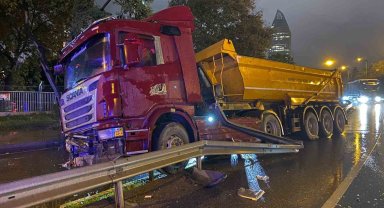 Ataşehir'de kayganlaşan yolda kontrolden çıkan hafriyat kamyonu bariyerlere çarptı