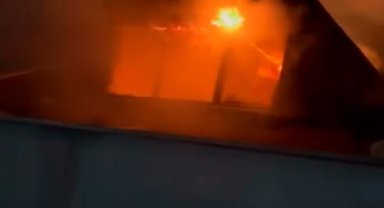 Başakşehir'de 4 katlı binanın çatı katında yangın paniği