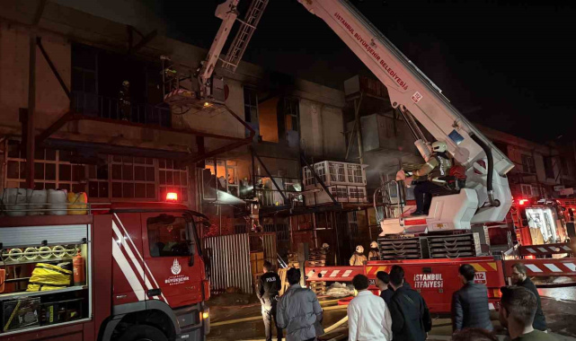 Başakşehir'de malzeme deposunda çıkan yangın korkuttu