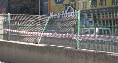 Bayrampaşa'da kamyon tramvay hattının demir korkuluklarına çarptı