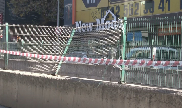 Bayrampaşa'da kamyon tramvay hattının demir korkuluklarına çarptı