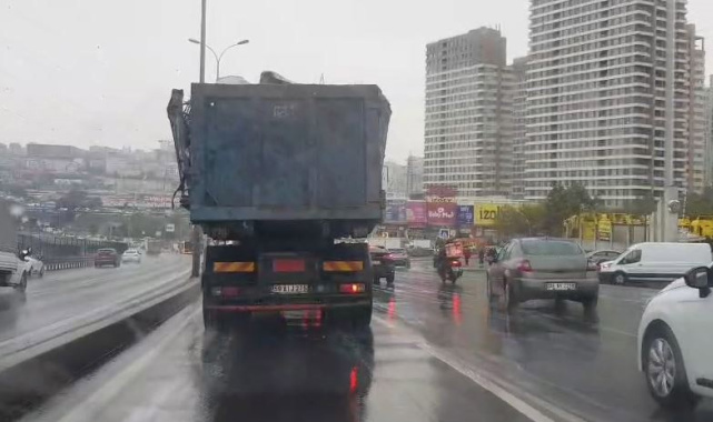 Beylikdüzü'nde hurda yüklü kamyonun tehlikeli yolculuğu kamerada