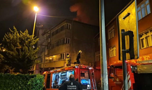 Beyoğlu'nda 4 katlı binanın çatısı alev alev yandı: Vatandaşlar tahliye edildi