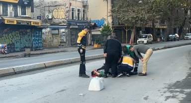 Beyoğlu'nda çöp kamyonu İSKİ'nin çalışması sonrası tam kapatılmayan çukura girdi, işçinin bacağı kırıldı