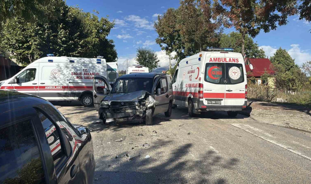 Bolu'da iki araç çarpıştı: 4'ü çocuk 5 yaralı