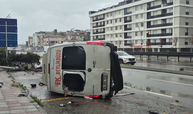 Büyükçekmece'de yolcu minibüsü devrildi: 1'i ağır 2 yaralı