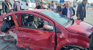 Cip ile çarpışan otomobilin arka tekerlekleri yola fırladı: 2 yaralı