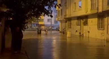 Esenyurt'u sağanak vurdu: Yollar göle döndü, evleri su bastı