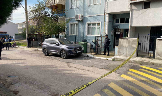 Eşini bıçaklayarak öldürdükten sonra kendini yaraladı