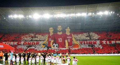 Filistinli çocuklar, milli futbolcularla birlikte seremoniye çıktı
