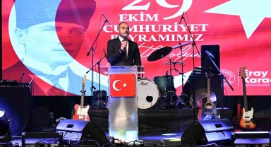 Gaziosmanpaşa'da Cumhuriyet Bayramı, fener alayı ve konserlerle kutlandı