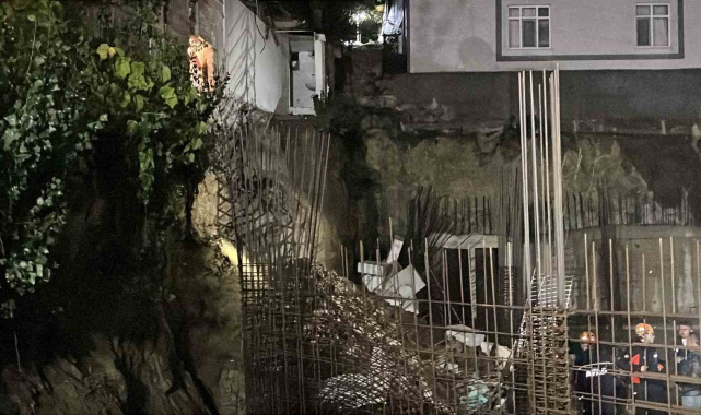 Gebze'de inşaat temeli yanındaki müstakil evin duvarı çöktü, 4 kişilik aile tahliye edildi