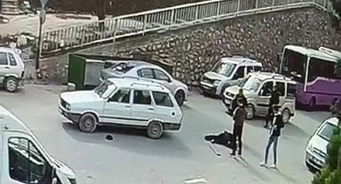 Geri manevra yapan otomobil, bastonla yürüyen yaşlı adama çarptı