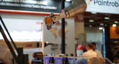 İnsanı algılayan robotik kollar endüstriyel boyama yapıyor