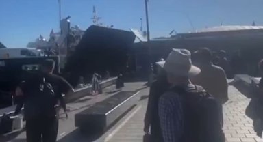 İstanbul'da arabalı vapur iskeleye çarptı, kaza anı kameraya yansıdı