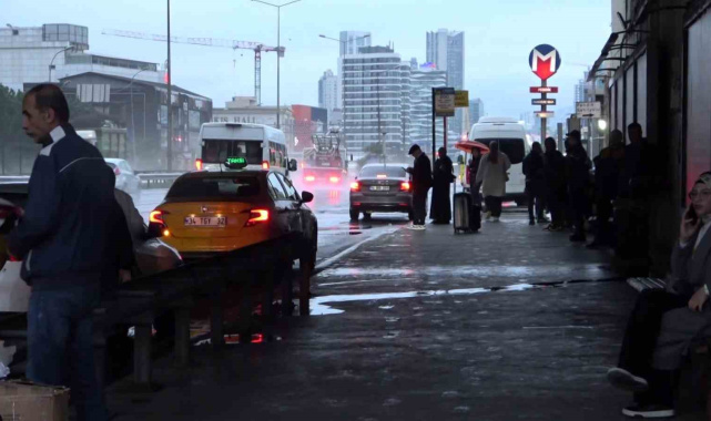 İstanbul'da vatandaşlar güne yağmurla uyandı