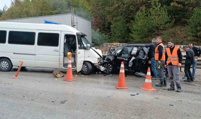 Karşı şeride geçen minibüsle otomobil kafa kafaya çarpıştı: 1 yaralı
