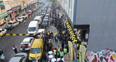Kartal'da indirim kuyruğu: Bin liralık ürünü 100 liraya alabilmek için saatlerce beklediler