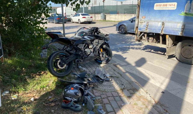 Kocaeli'de kamyonetle çarpışan motosiklet sürücüsü ağır yaralandı
