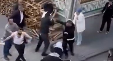 Küçükçekmece'de iki grup arasında bıçaklı sopalı kavga kameraya yansıdı