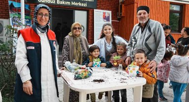 Minikler ve büyükler marul fidesi dikti