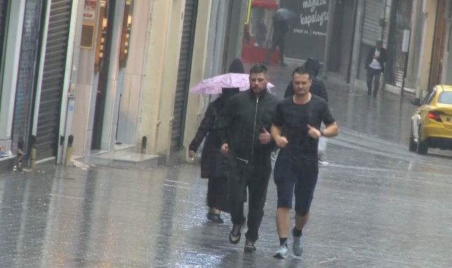 Taksim'de etkili olan sağanak yağış vatandaş ve turistlere zor anlar yaşattı
