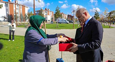 Türk bayrağını yere düşürmemek için gösterdiği duyarlılık yürekleri ısıttı