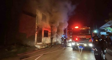 Bolu'da 2 katlı ahşap evde sobadan kaynaklı yangın çıktı: 1 yaralı