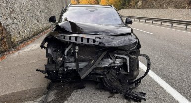 Bolu'da istinat duvarına çarpan araç, ağır hasar aldı