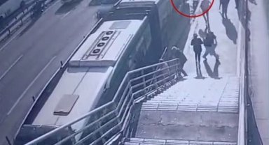 Cevizlibağ'da metrobüs engelli yolcuya çarptı, yaşlı adam hayatını kaybetti: O anlar kamerada