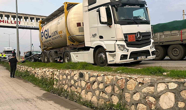 D-650'de park halindeki tıra çarpan otomobil hurdaya döndü: 1'i ağır 3 yaralı