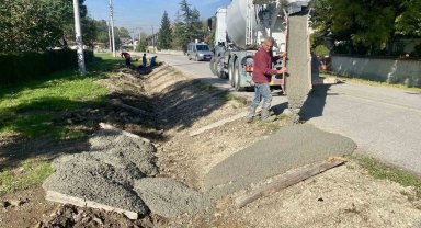 Düzce'de köy yollarına v kanal yapılıyor