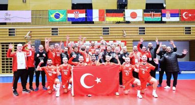 Futbol ve hentbol milli takımları, Tokyo'da yoluna kayıpsız devam ediyor