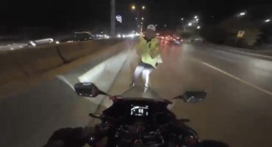 Maltepe'de motosikletin çarptığı trafik polisi yaralandı: Kaza anı kamerada