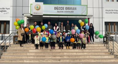 Minik öğrenciler orman ağaçları incelediler