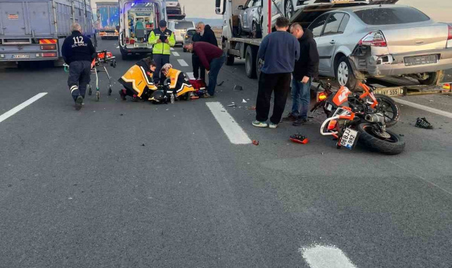 Motosiklet emniyet şeridinde duran tıra çarptı: 1 yaralı