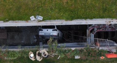 Otoparktan çıkan kadın sürücü araçlara çarparak boşluğa düştü
