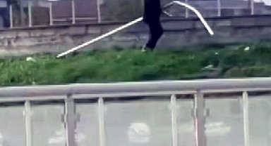 Parkta hayrete düşüren görüntü: Korkulukları tek tek söktü