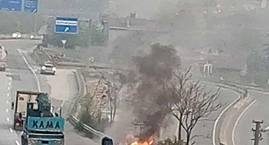 Seyir halindeki otomobil alev aldı