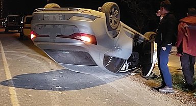 Yola dökülen kuma çarpan otomobil takla attı