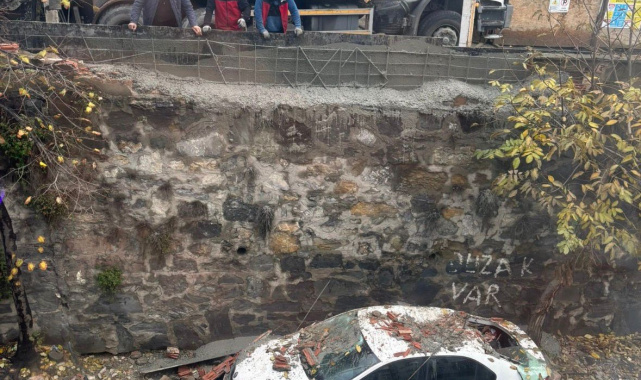 Eyüpsultan'da inşaattaki çalışma park halindeki araca zarar verdi